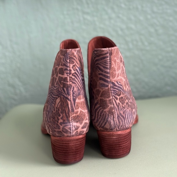FREE PEOPLE ANIMAL CHARM PRINTLEATHER ANKLE BLOCK HEEL BOOTS  NIB Free People Animal Charm Heeled Booties 38.5